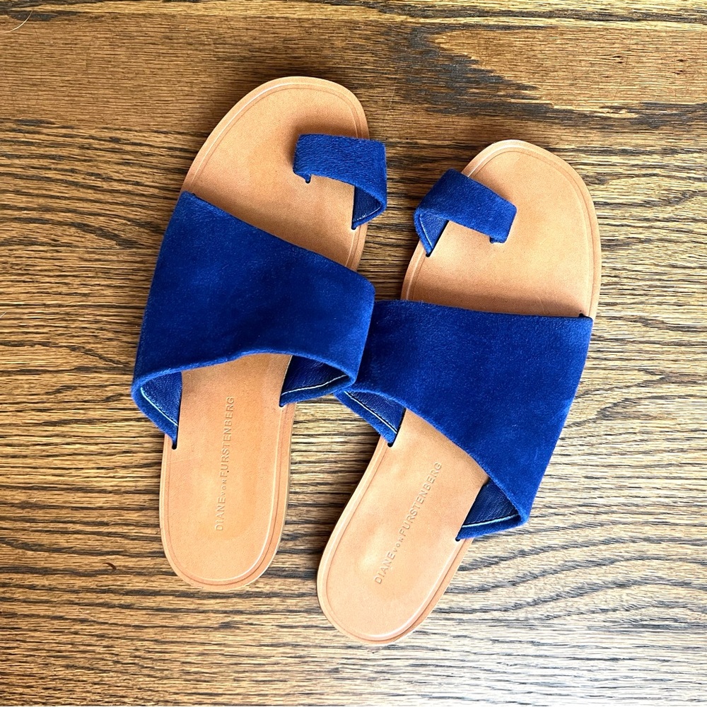 Diane Von Furstenberg Ello toe ring sandals in bright blue size 6.5